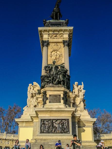 Ven a tomar el sol en el Retiro arropado por las columnas del Monumento a Alfonso XII 