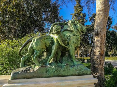 Ven a tomar el sol en el Retiro arropado por las columnas del Monumento a Alfonso XII 