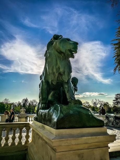 Ven a tomar el sol en el Retiro arropado por las columnas del Monumento a Alfonso XII 