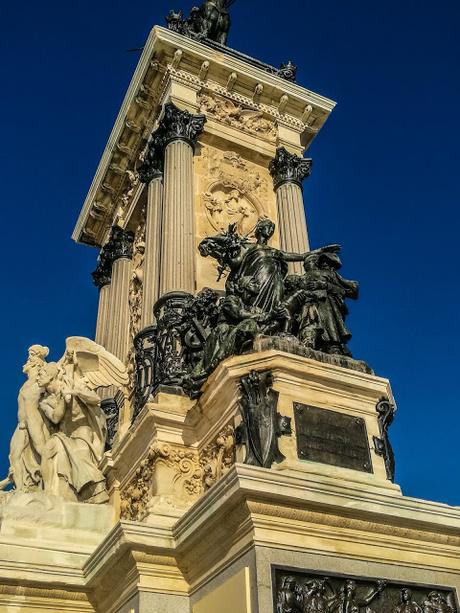 Ven a tomar el sol en el Retiro arropado por las columnas del Monumento a Alfonso XII 