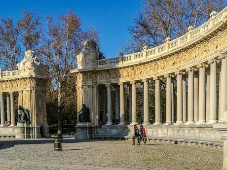 Ven a tomar el sol en el Retiro arropado por las columnas del Monumento a Alfonso XII 