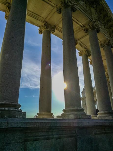 Ven a tomar el sol en el Retiro arropado por las columnas del Monumento a Alfonso XII 