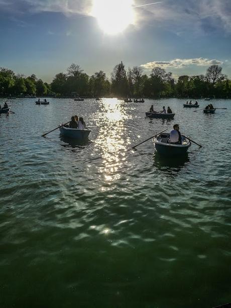 Ven a tomar el sol en el Retiro arropado por las columnas del Monumento a Alfonso XII 