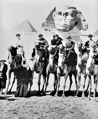 Gertrude Bell, entre Lawrence de Arabia y Winston Churchill, frente a las pirámides de Gizeh