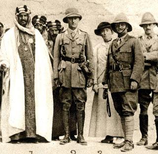 Gertrude Bell, en segundo plano