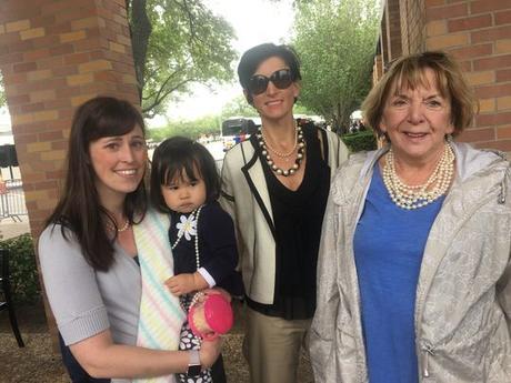 Muchas mujeres asistentes llevaron collares de perlas a Barbara