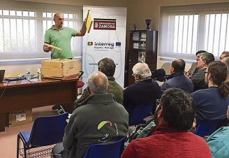Urbano González Escapa explica a los apicultores zamoranos el manejo de las colmenas .