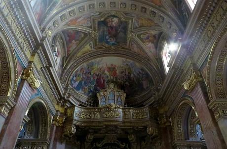 Qué ver en Gozo en un día, además de la ventana que se cerró Órgano y obras de arte en el techo de la Basílica de San Jorge que ver en Gozo