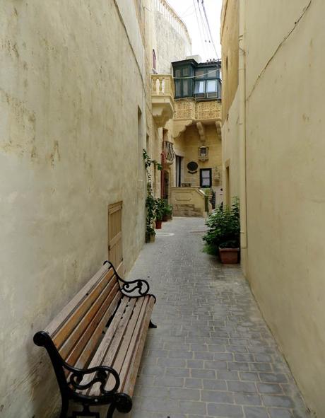 Qué ver en Gozo en un día, además de la ventana que se cerró Una de las calles con encanto de Victoria que ver en Gozo