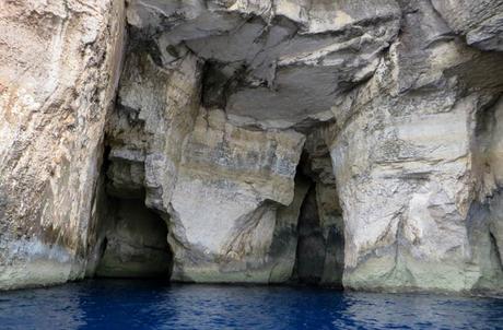 Qué ver en Gozo en un día, además de la ventana que se cerró Otras de las grutas de la costa de Gozo