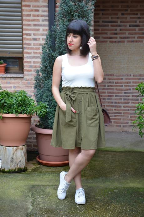 Falda midi con bolsillos