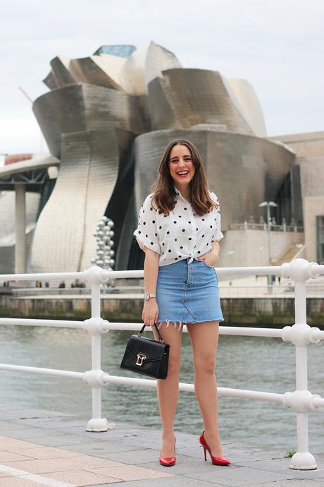 Blusa de lunares y falda vaquera para primavera
