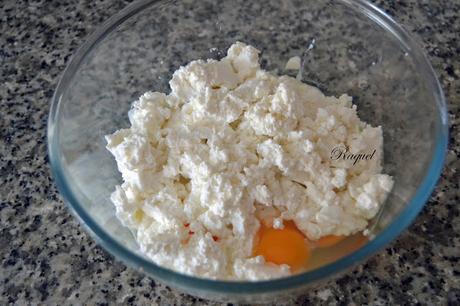 Tartitas de mató y miel con piñones