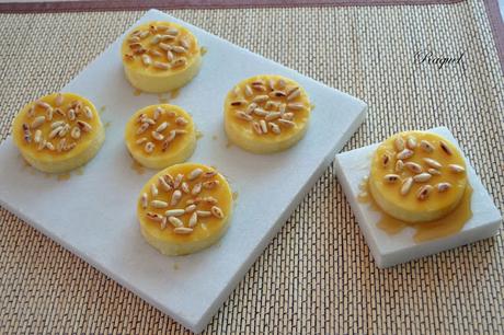 Tartitas de mató y miel con piñones