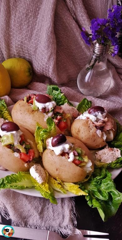 Papas rellenas de ensalada