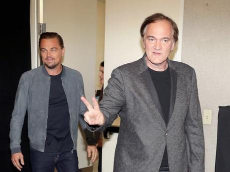 Leonardo DiCaprio (L) y el director Quentin Tarantino