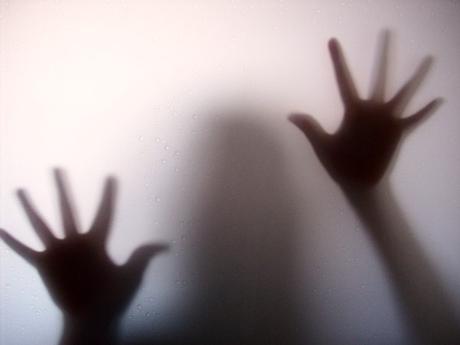 Imagen de persona atrapada tras un cristal