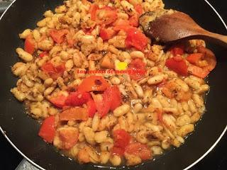 ALUBIAS REVENTADAS CON TOMATE Y HUEVOS