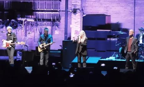 Bruce Springsteen y Michael Stipe aparecen por sorpresa en un concierto de Patti Smith Bruce Springsteen y Michael Stipe aparecen por sorpresa en un concierto de Patti Smith