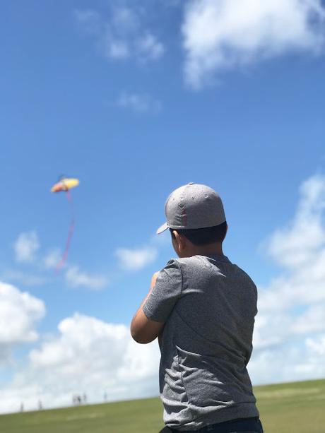 niño volando chiringa cometa