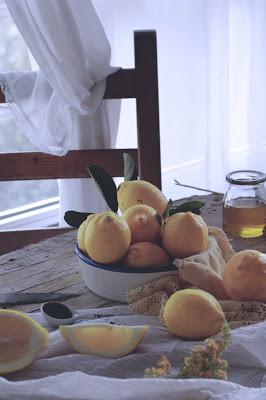 Bizcocho de limón , almendras y semillas de amapola . Receta sin huevo