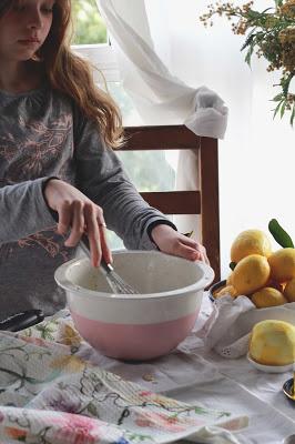 Bizcocho de limón , almendras y semillas de amapola . Receta sin huevo