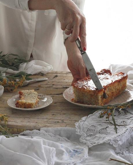 Bizcocho de limón , almendras y semillas de amapola . Receta sin huevo