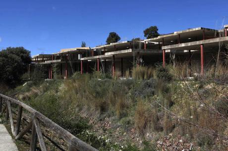Chalets abandonados de la Isla de Valdecañas. 