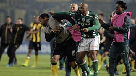 La famosa trompada de Felipe Melo a Matías Mier en Peñarol-Palmeiras del 2017 (Foto: AP)