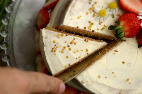 Naked cake de camomila con cheesecake de fresas y mermelada casera