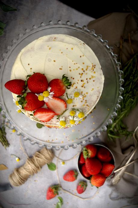 Naked cake de camomila con cheesecake de fresas y mermelada casera