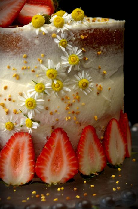 Naked cake de camomila con cheesecake de fresas y mermelada casera