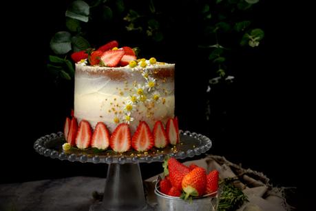 Naked cake de camomila con cheesecake de fresas y mermelada casera