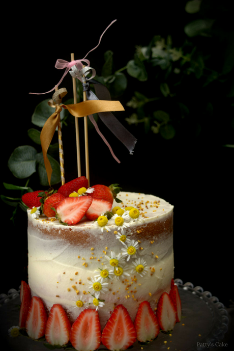 Naked cake de camomila con cheesecake de fresas y mermelada casera