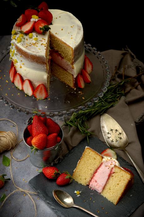 Naked cake de camomila con cheesecake de fresas y mermelada casera