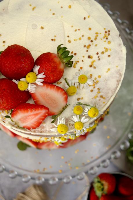 Naked cake de camomila con cheesecake de fresas y mermelada casera