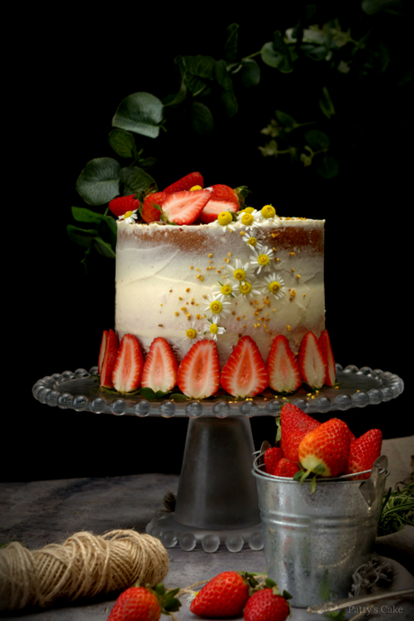 Naked cake de camomila con cheesecake de fresas y mermelada casera