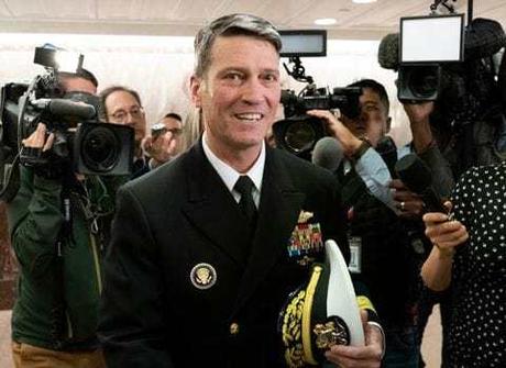 Las acusaciones contra Ronny Jackson aún amenazan con descarrilar su carrera milita