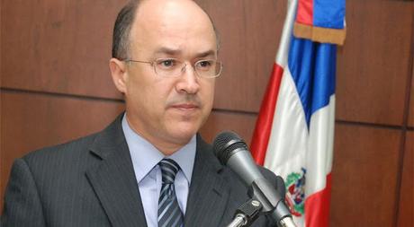 Domínguez Brito anunciaría hoy renuncia a Medio Ambiente para buscar candidatura presidencial.