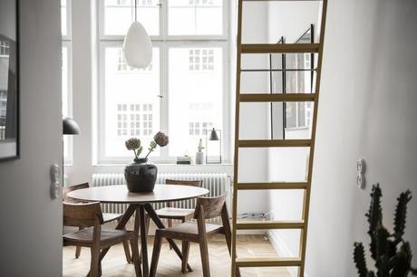 pisos pequeños decoración piso pequeño sueco grandes ventanales estilo nórdico Estilismo de interiores distribución minipisos cama nicho   