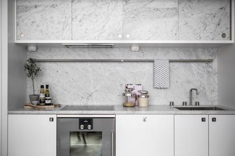 pisos pequeños decoración piso pequeño sueco grandes ventanales estilo nórdico Estilismo de interiores distribución minipisos cama nicho   