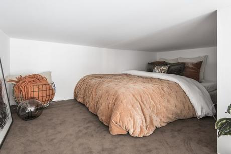 pisos pequeños decoración piso pequeño sueco grandes ventanales estilo nórdico Estilismo de interiores distribución minipisos cama nicho   