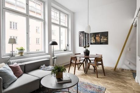 pisos pequeños decoración piso pequeño sueco grandes ventanales estilo nórdico Estilismo de interiores distribución minipisos cama nicho   