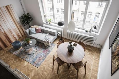 pisos pequeños decoración piso pequeño sueco grandes ventanales estilo nórdico Estilismo de interiores distribución minipisos cama nicho   