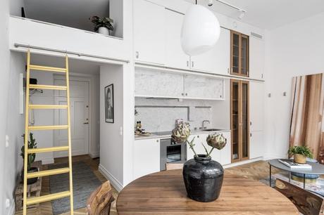 pisos pequeños decoración piso pequeño sueco grandes ventanales estilo nórdico Estilismo de interiores distribución minipisos cama nicho   