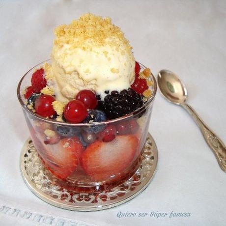 Frutos del bosque con helado de vainilla