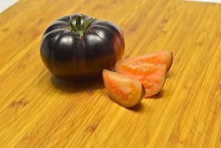 TIMBAL DE TOMATES AZULES CON SALAZONES