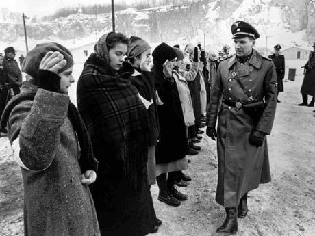 Ralph Fiennes, a la derecha, como formidable comandante Nazi