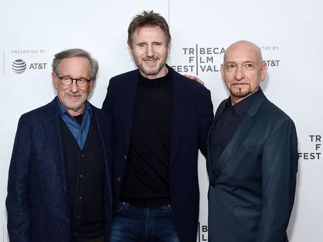 El cineasta Steven Spielberg, a la izquierda, se reunió con los actores