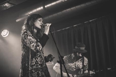 Oriente y Occidente Inundan la Sala X Oriente y Occidente Inundan la Sala X